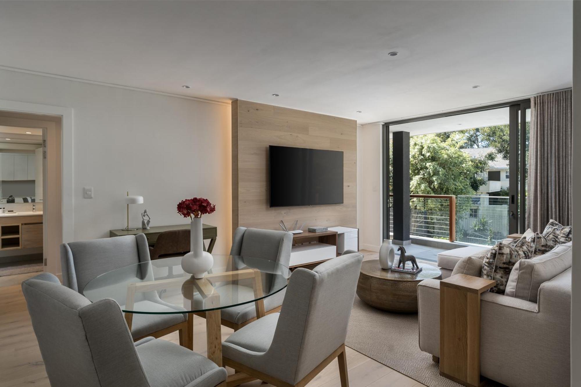 Luxurious Retreat In Newlands Apartment